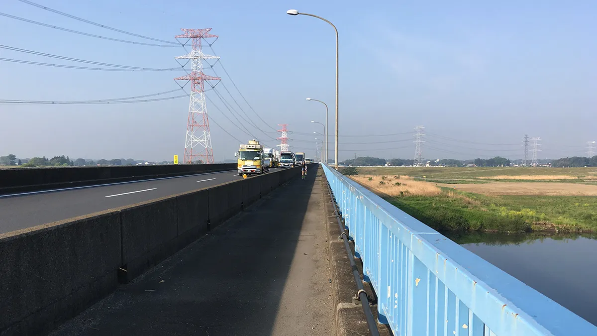 利根川の橋の上