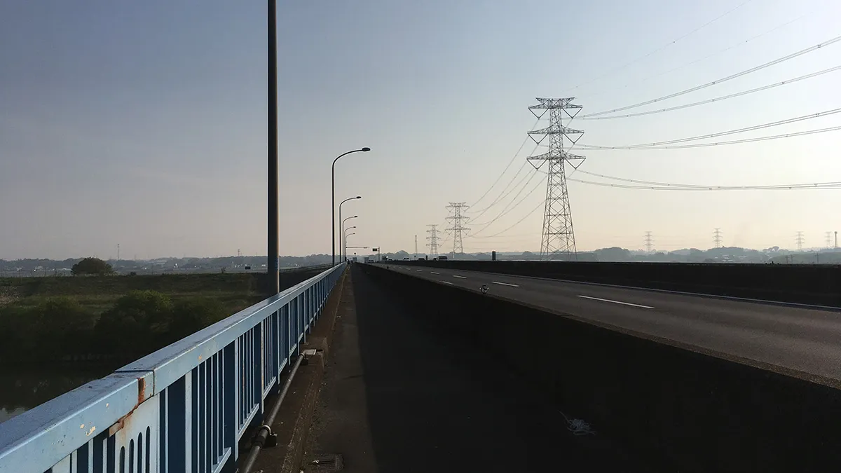 利根川の橋の上