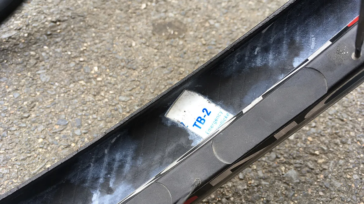 小さくカットしたタイヤブート