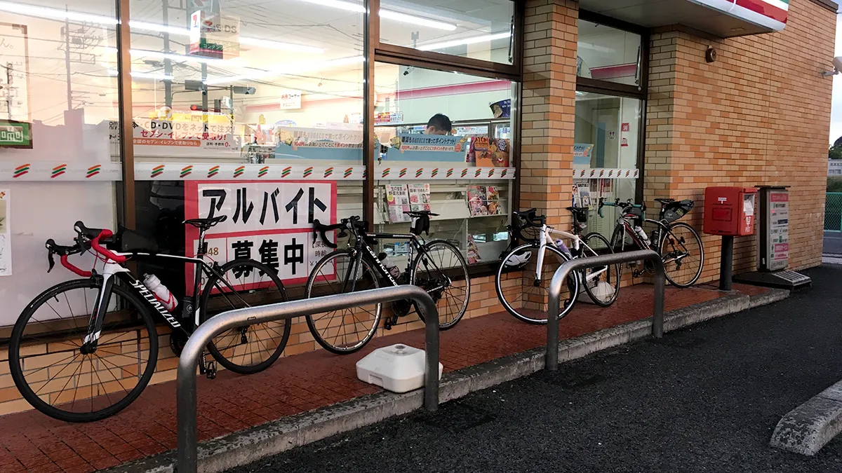 セブンイレブン桶川五丁台店で雨宿り中