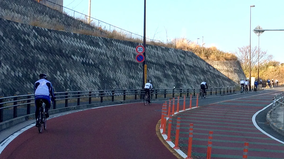 V坂を登るCWSクルー