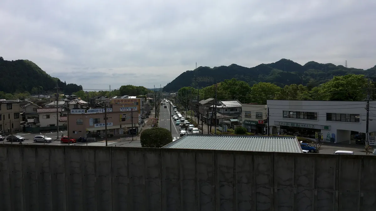 武蔵五日市駅前の道路