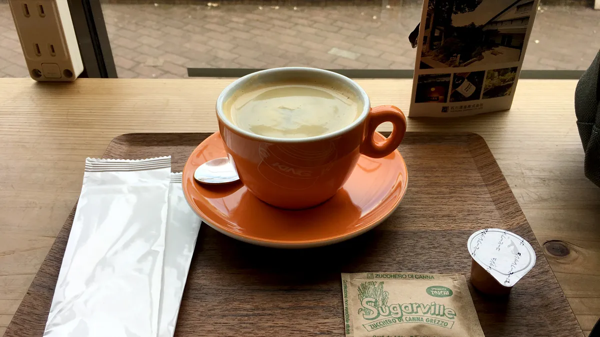 東京裏山ベースのホットコーヒー。コップがCHRIS KING