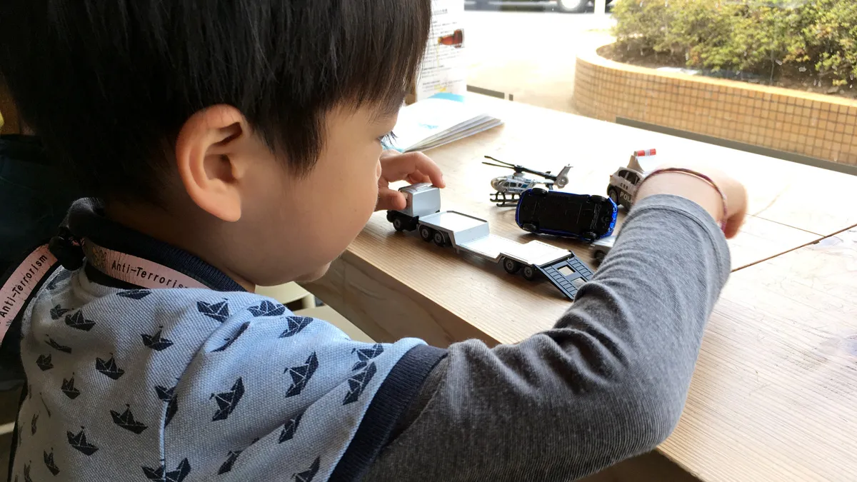 ミニカーで遊び続ける