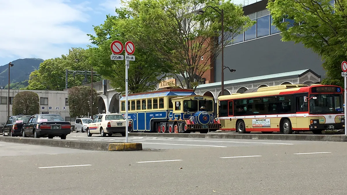 武蔵五日市にいる汽車のようなバス