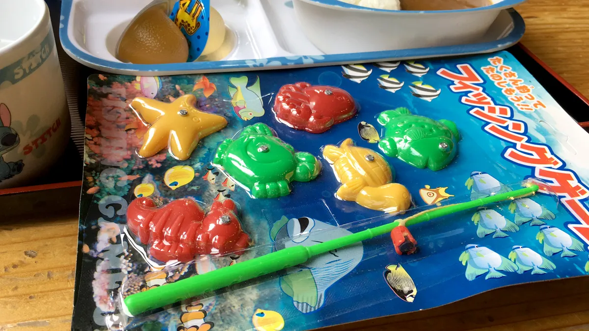 つるつる温泉のお子様カレーと付属のおもちゃ