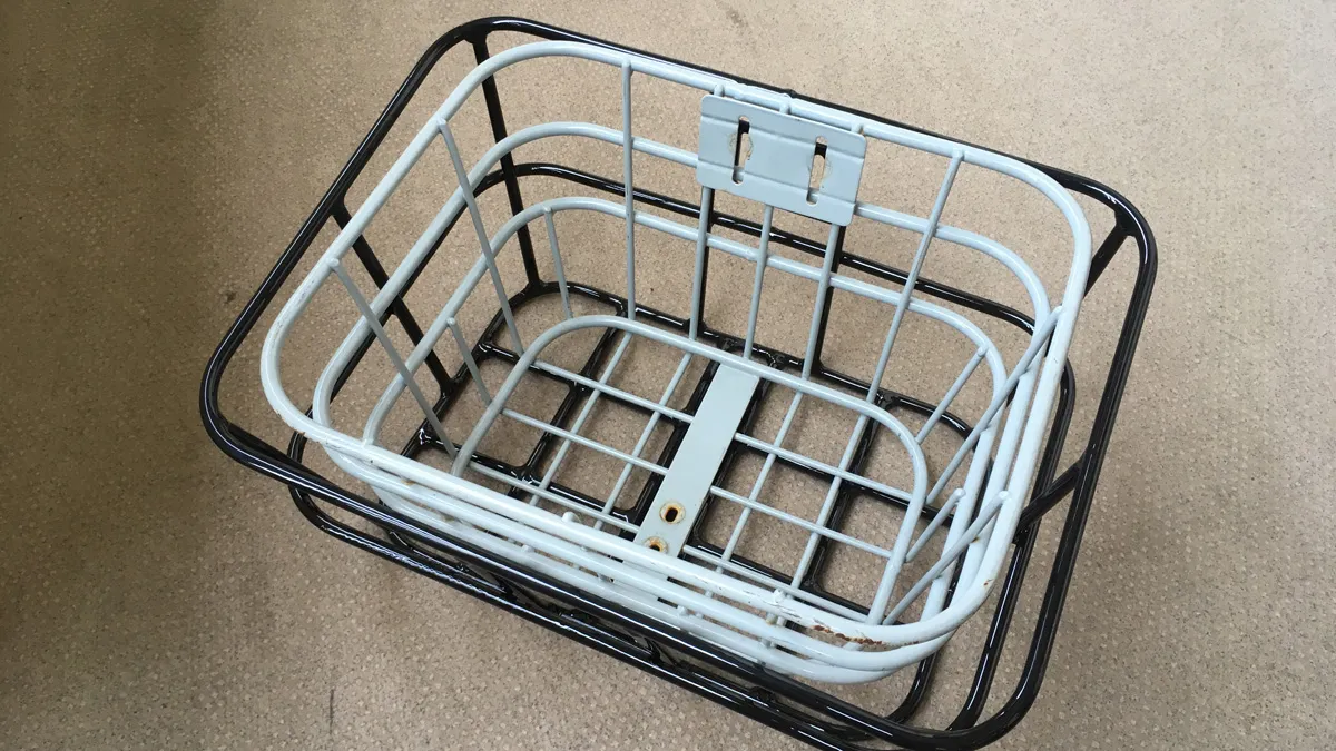 ギザプロダクツのAL-N03アルミバスケット Lとbikkeについていたカゴを重ねて比較