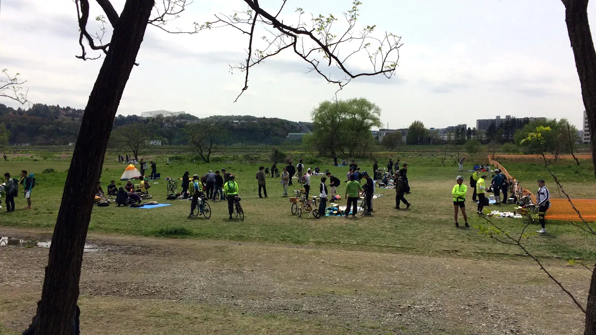 関戸橋フリマ、11時頃の様子