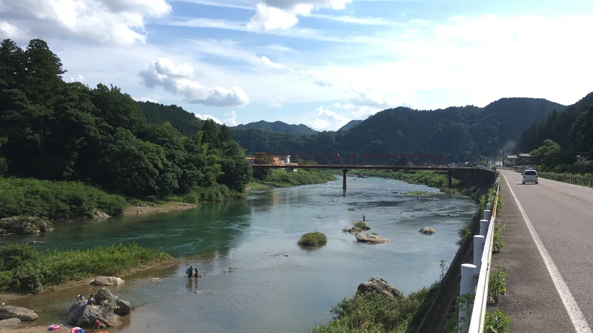 長良川で川遊びをする人