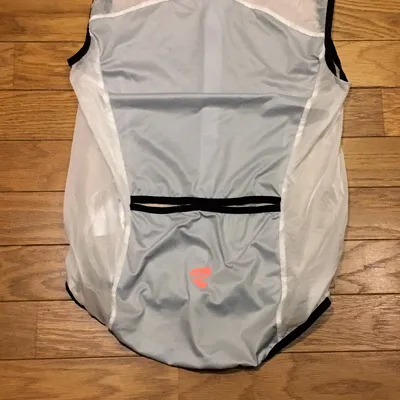 Atlus ウインドベストの背面 メッシュとスリットの様子