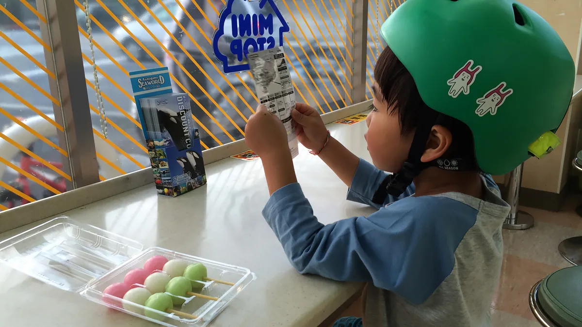 深大寺の上のミニストップで補給中