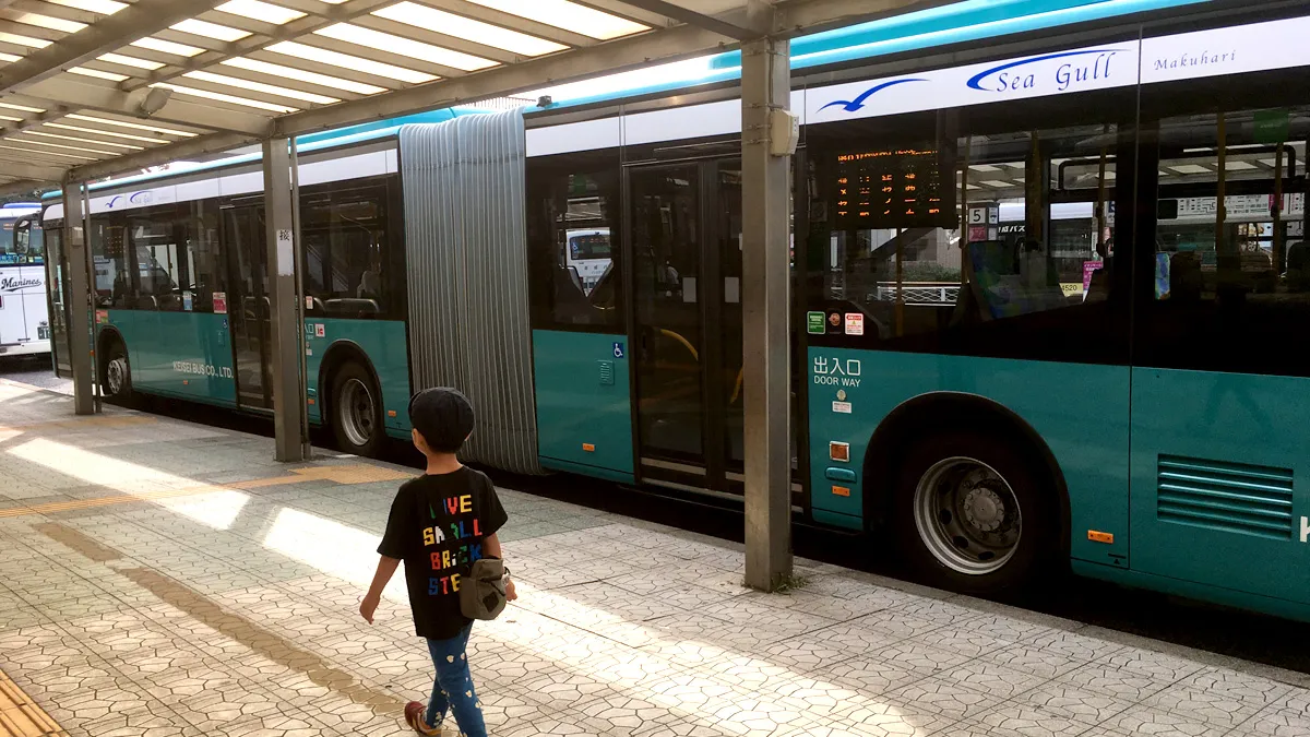 幕張本郷駅前の連節バス
