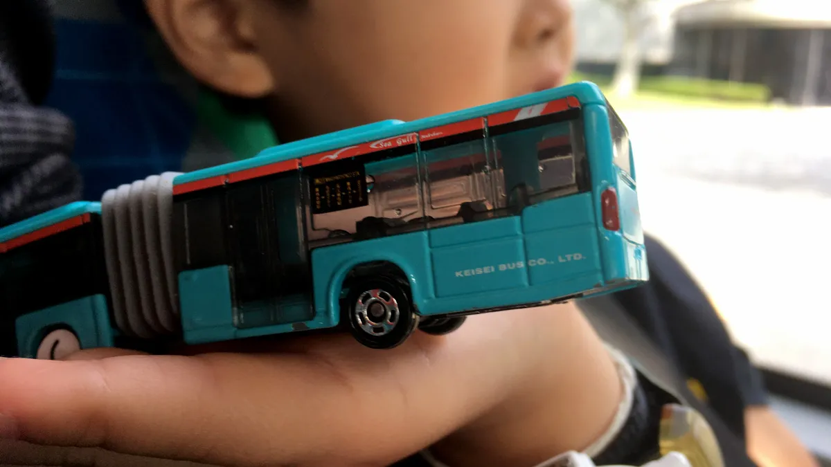 トミカの連節バス