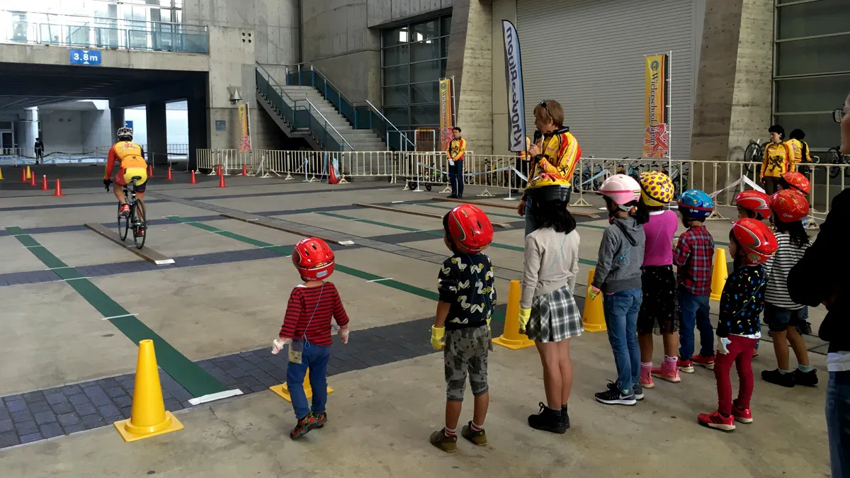 一本橋のデモンストレーション