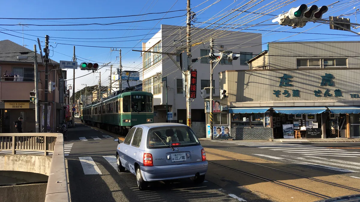 神戸橋のあたりの江ノ電