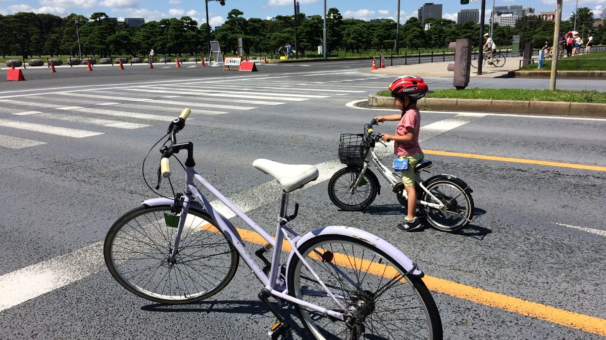 パレスサイクリングで信号待ち