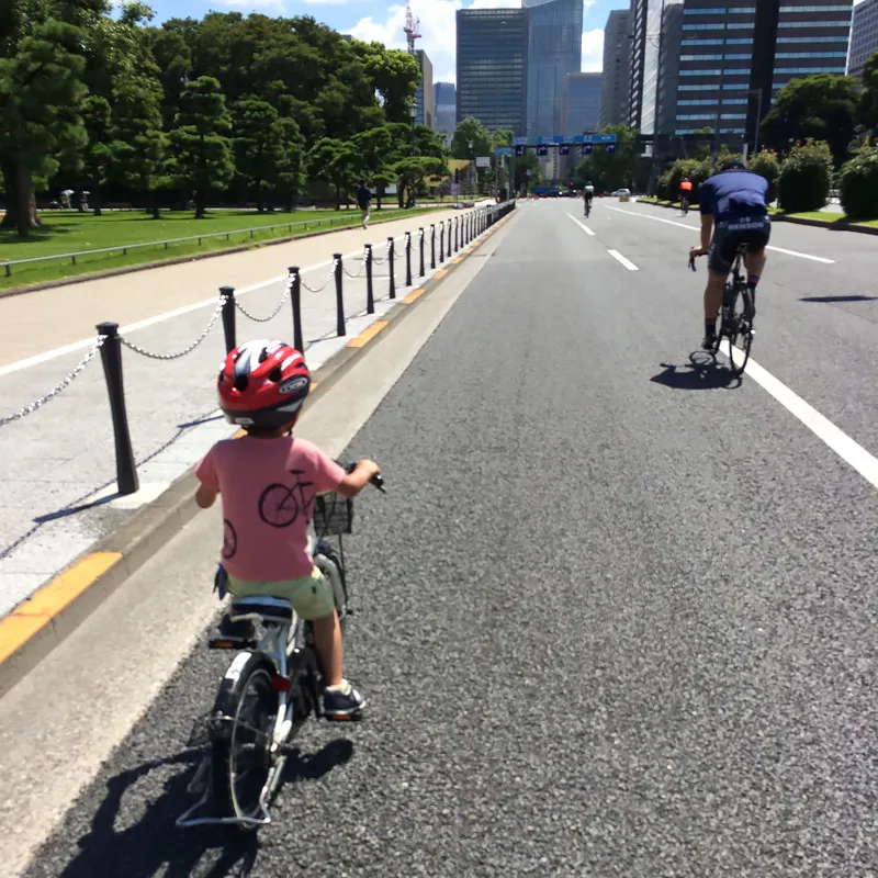 パレサイを走るロードと子ども