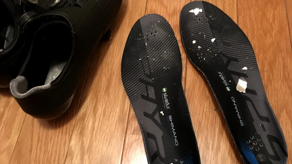 粉々になったアルミホイルとSHIMANO RC9の中敷き