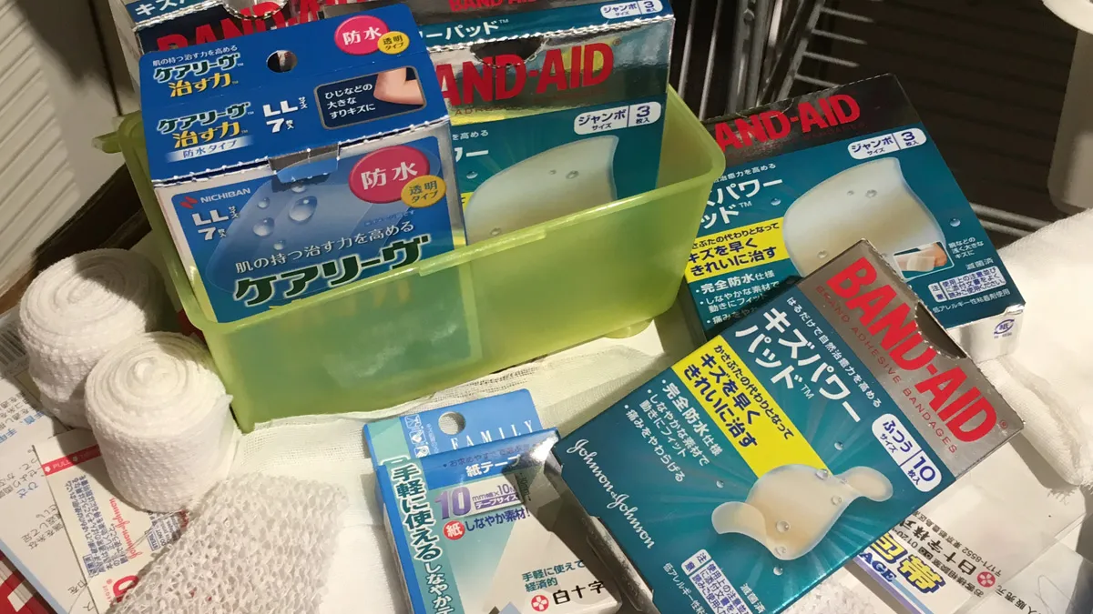キズパワーパッドや包帯などの治療グッズ