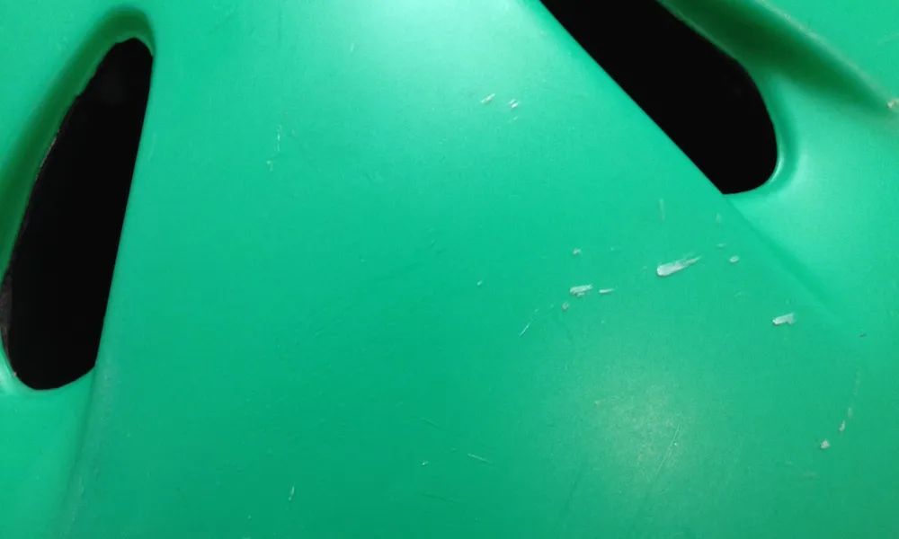 白い汚れみたいな傷がついたBERNヘルメット