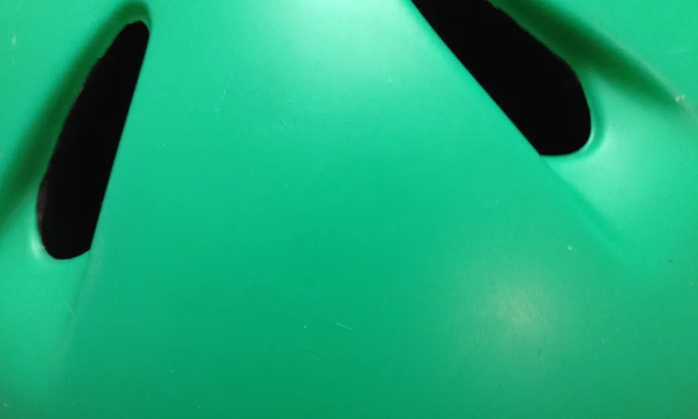 白い汚れみたいな傷がついたBERNヘルメット