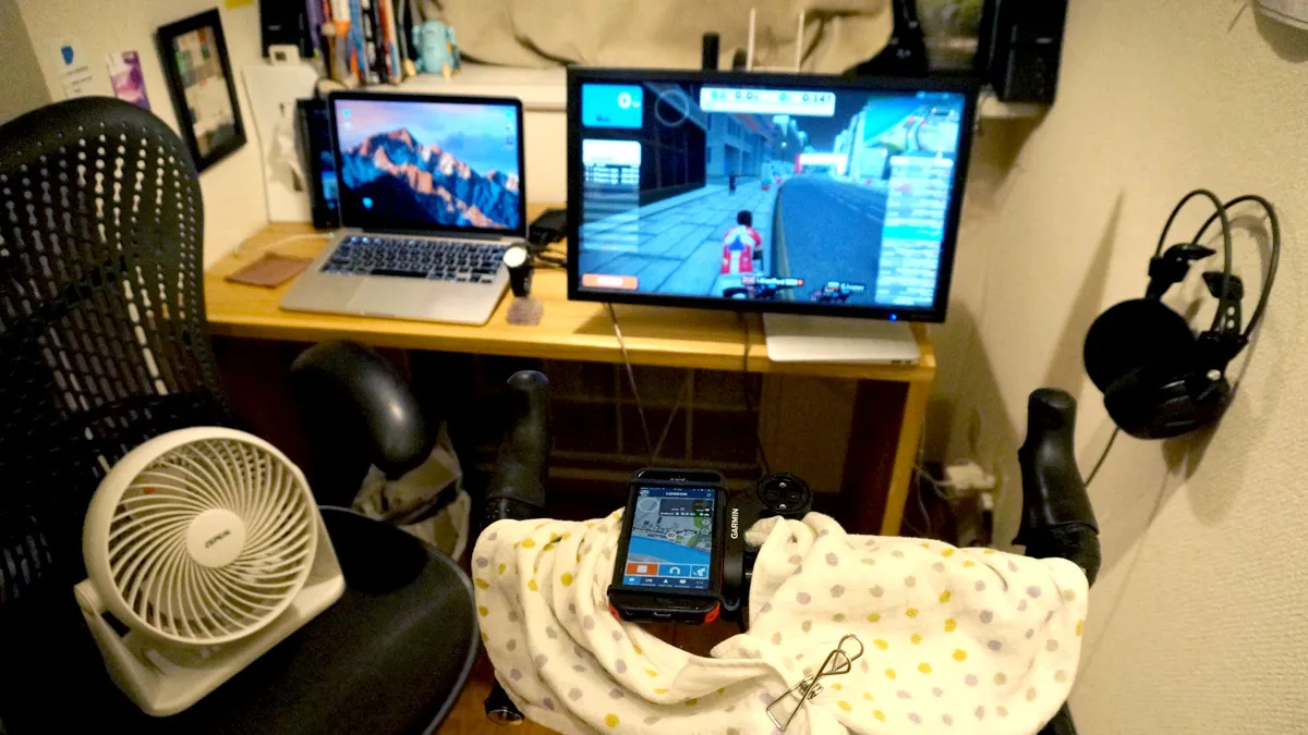 Zwiftとサーキュレーターとスマホと自転車