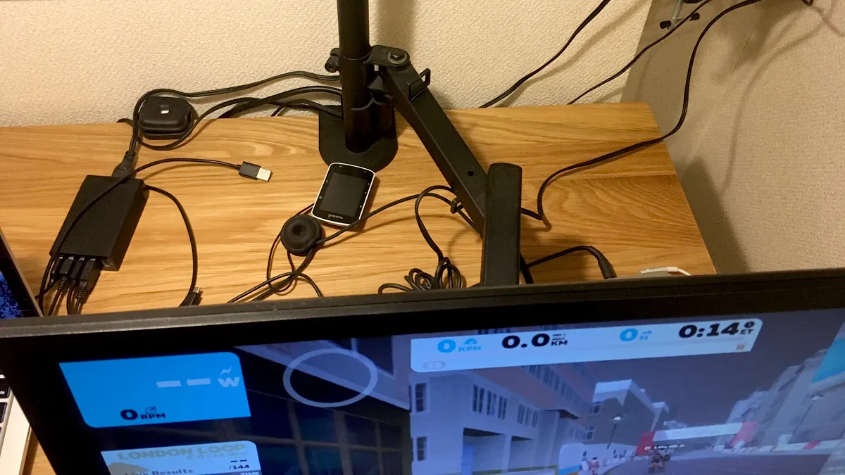 Zwiftが映った画面とグリーンハウスのディスプレイアーム