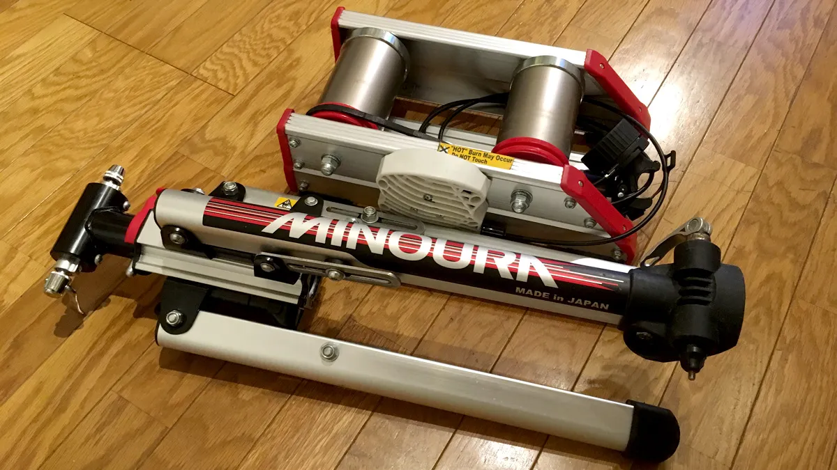 折りたたんだ状態の ミノウラ FG540 ハイブリッドローラー