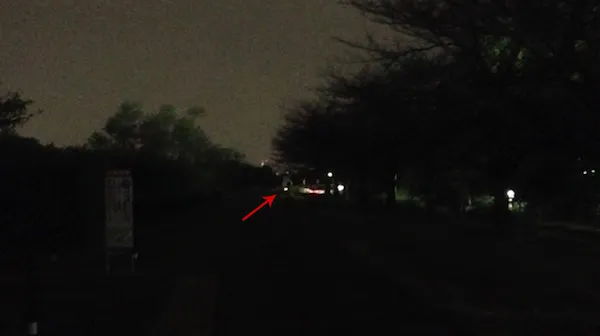 50M先にいるGENTOS LED セーフティバンドをつけた人を撮影