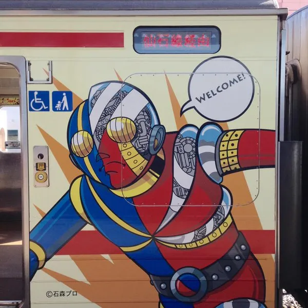 人造人間キカイダーが描かれた仙石線のラッピング電車