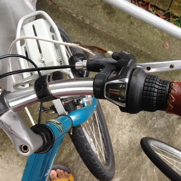 割れたアウターケーブル