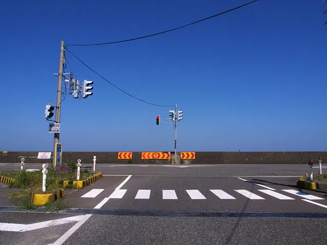 糸魚川の交差点と日本海 糸魚川の交差点と日本海