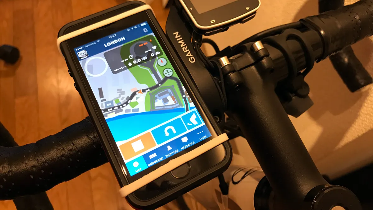 Zwiftアプリを表示したiPhoneをハンドルに固定