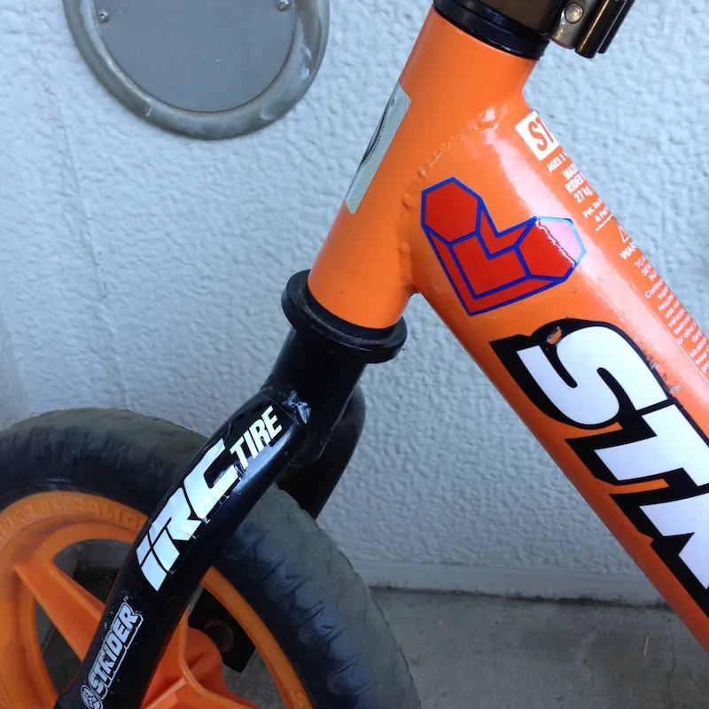 BlueLugステッカーを貼ったストライダー