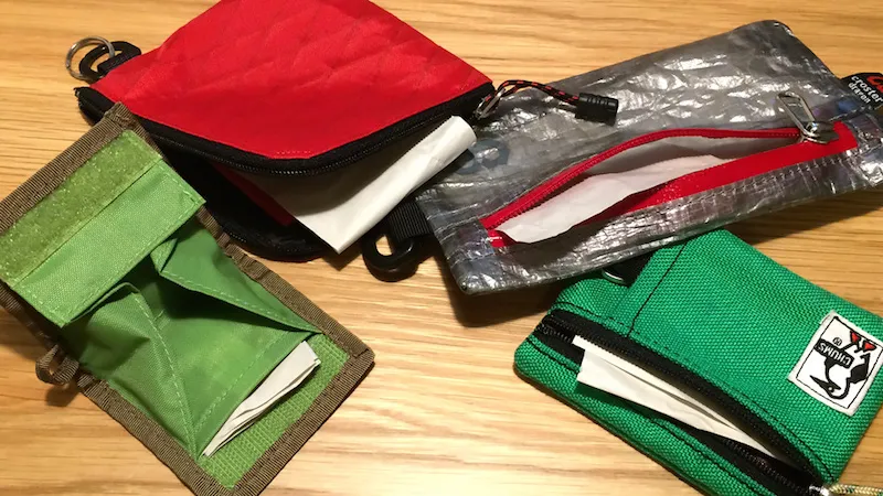 アウトドア財布に模造紙を入れる