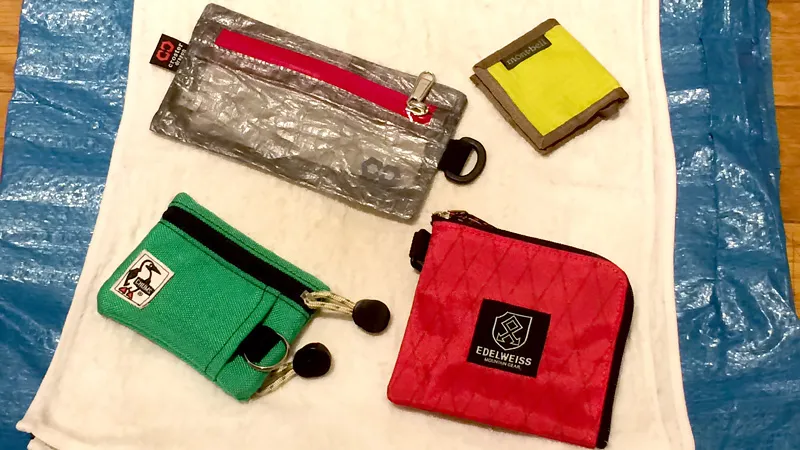 アウトドア財布を水につけたタオルで包む